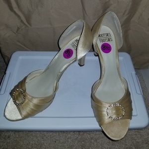 CHAMPAGNE COLORED HEELS BY MOOTSIES TOOTSIES